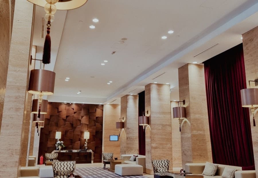 Hall d'accueil d'un hôtel, éclairage d'ambiance et second œuvre soigné