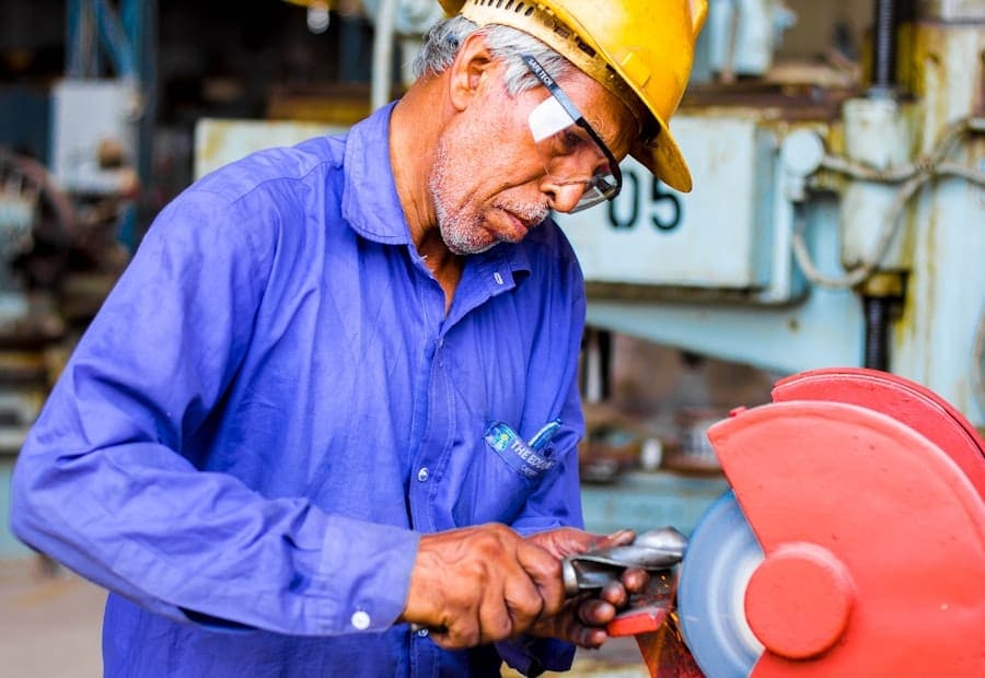 Technicien en atelier ajustant une pièce à l'aide d'un outil de coupe