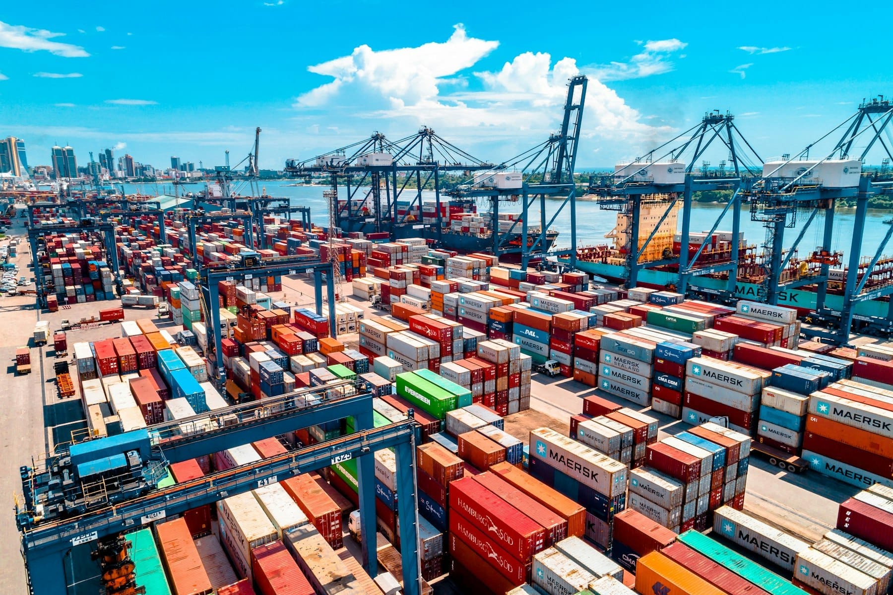 Terminal à conteneurs d’un port ouest-africain, portiques de déchargement en activité