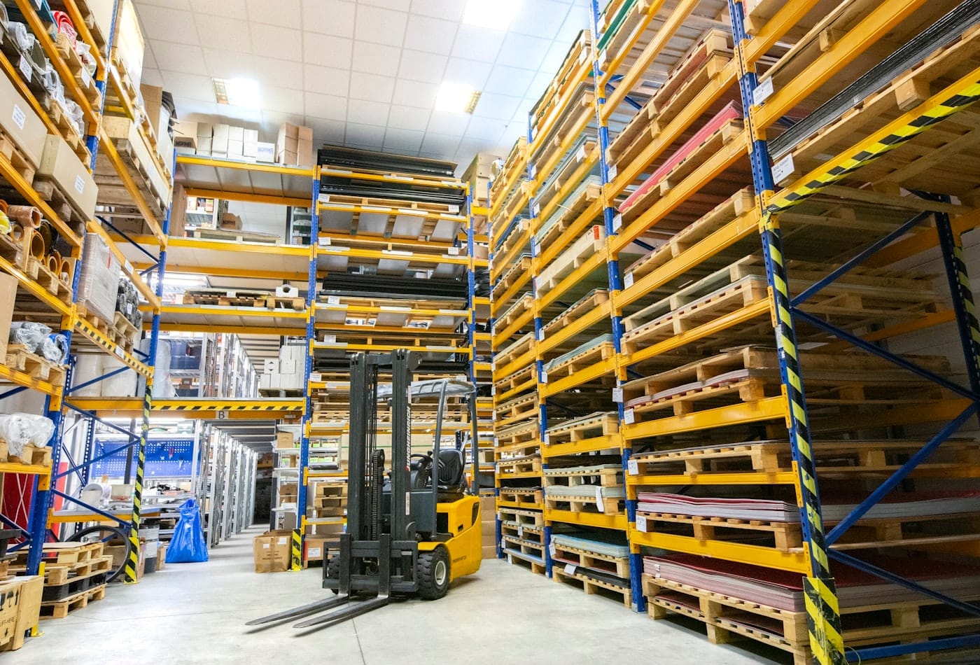 Allées d’un entrepôt de distribution européen, rayonnages chargés de marchandises
