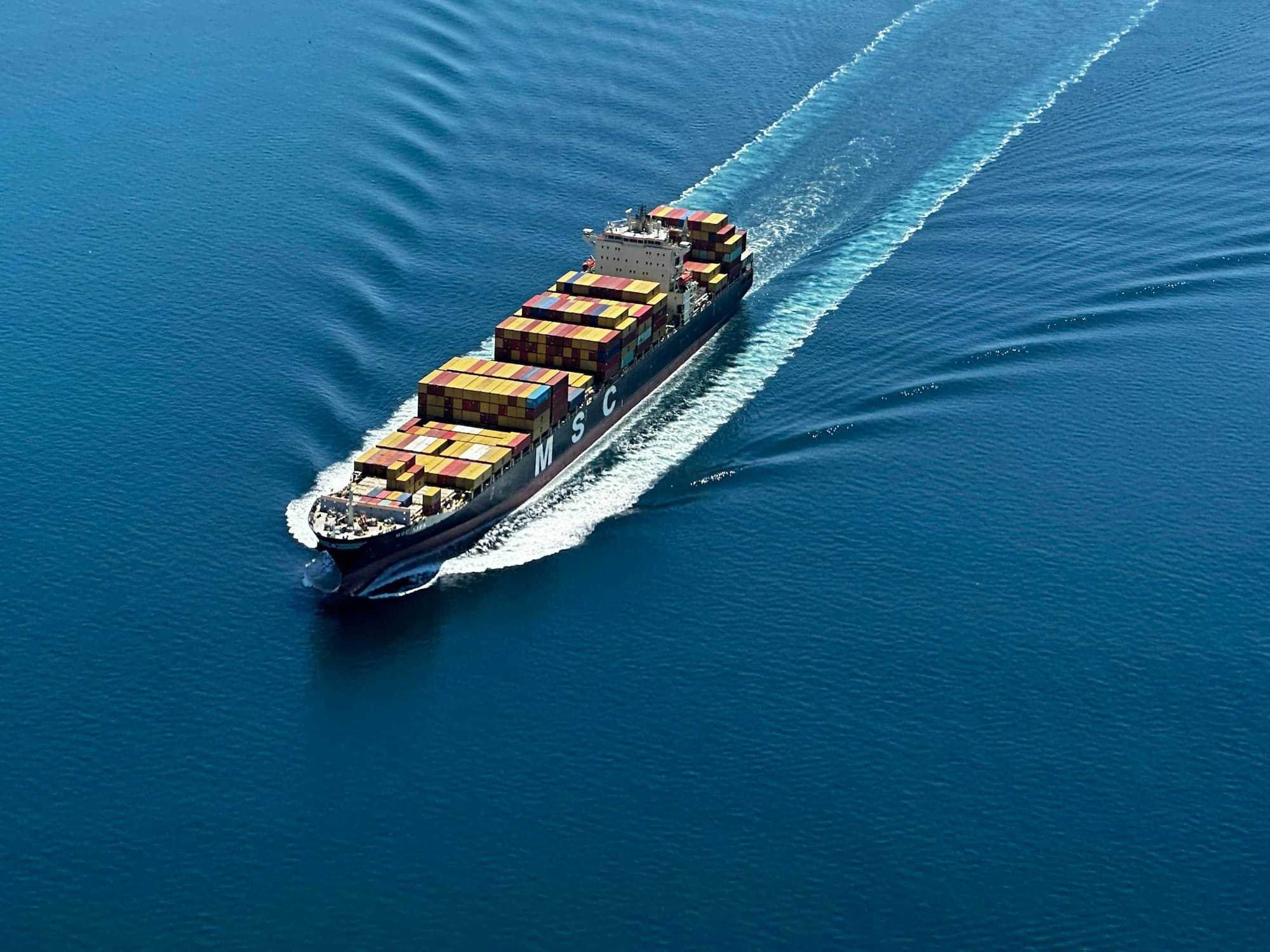 Porte-conteneurs en mer, reliant les ports européens à l’Afrique de l’Ouest